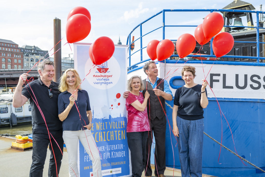 Katja und Kollegen der Elbautorin auf einem Schiff