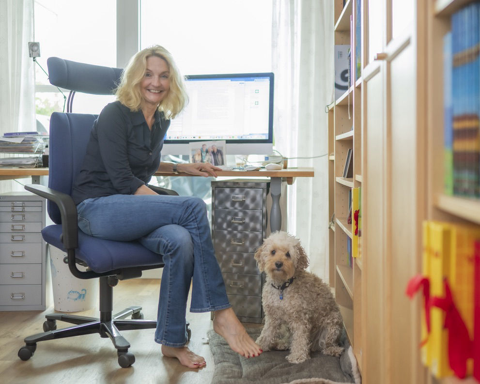 Katja am Schreibtisch mit Lotti