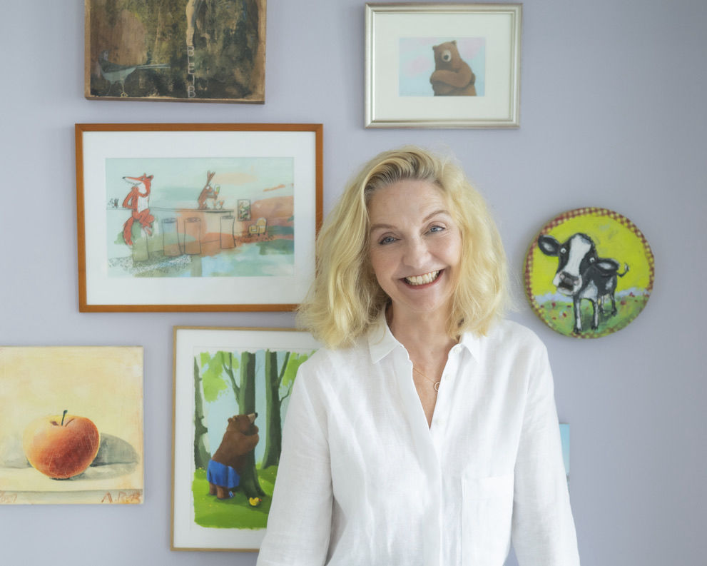 Katja Vor Bilderwand